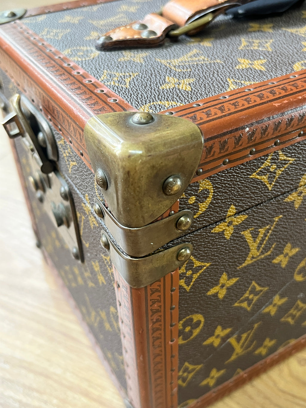 Louis Vuitton Small make Up / Cosmetic trunk
