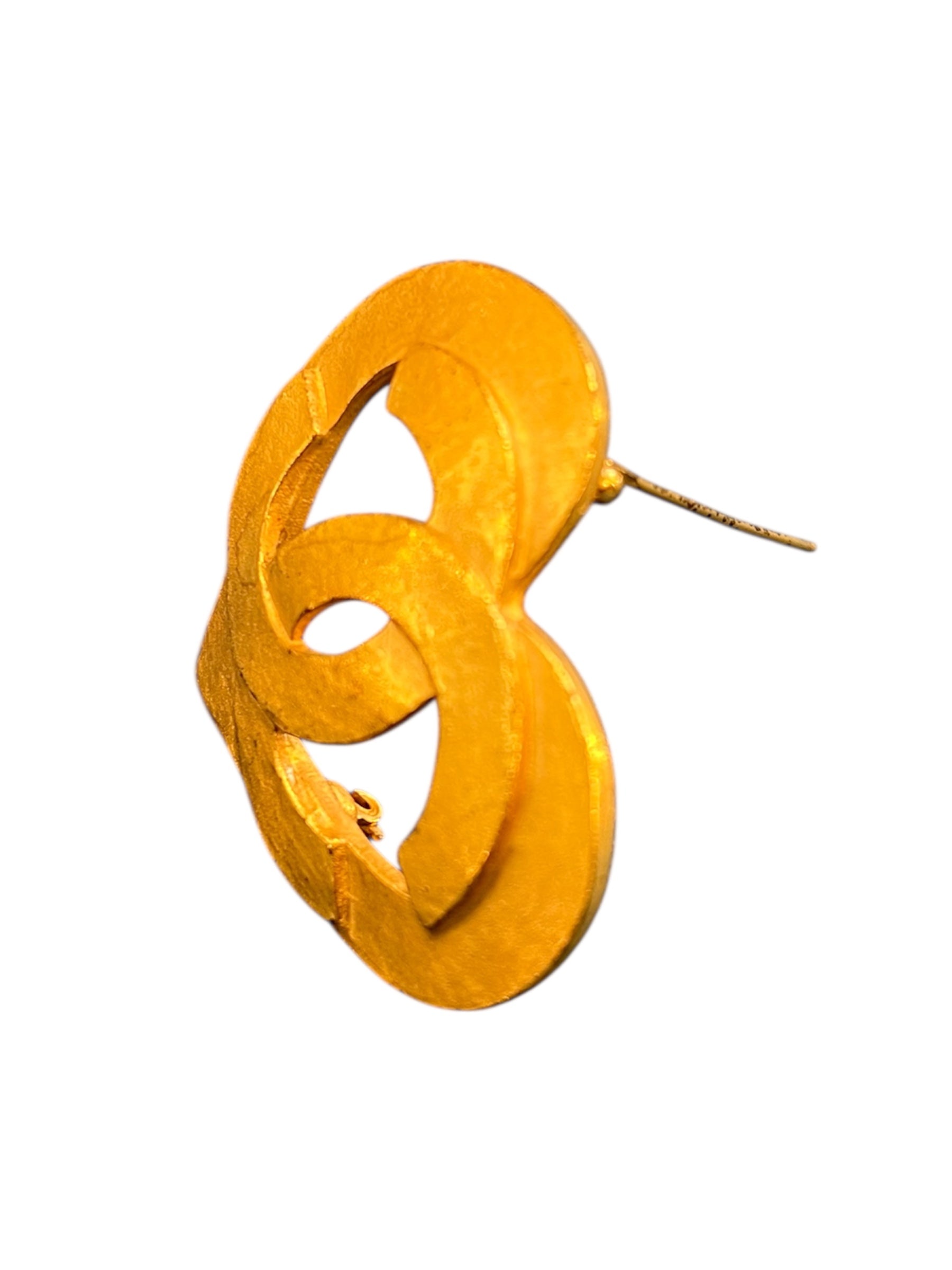 Chanel Heart Brooch in Gold