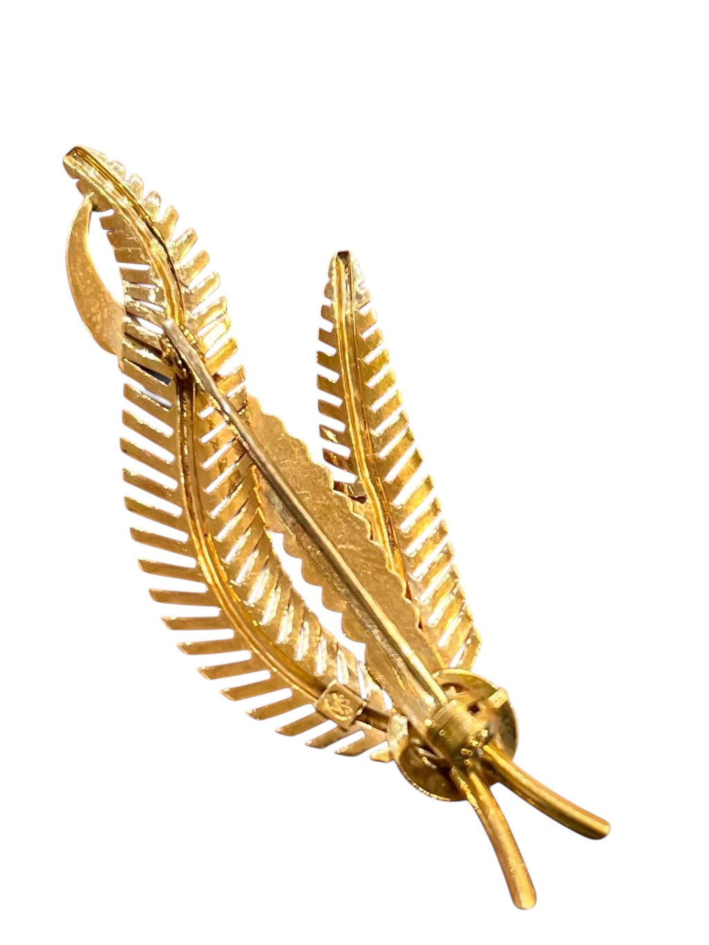 “Palm branch” brooch in 18K yellow gold, with chiseled and textured gold.
