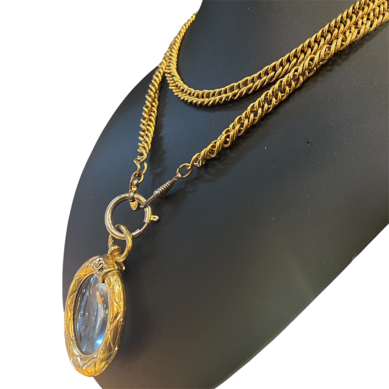 Chanel 'Loupe' necklace in gold