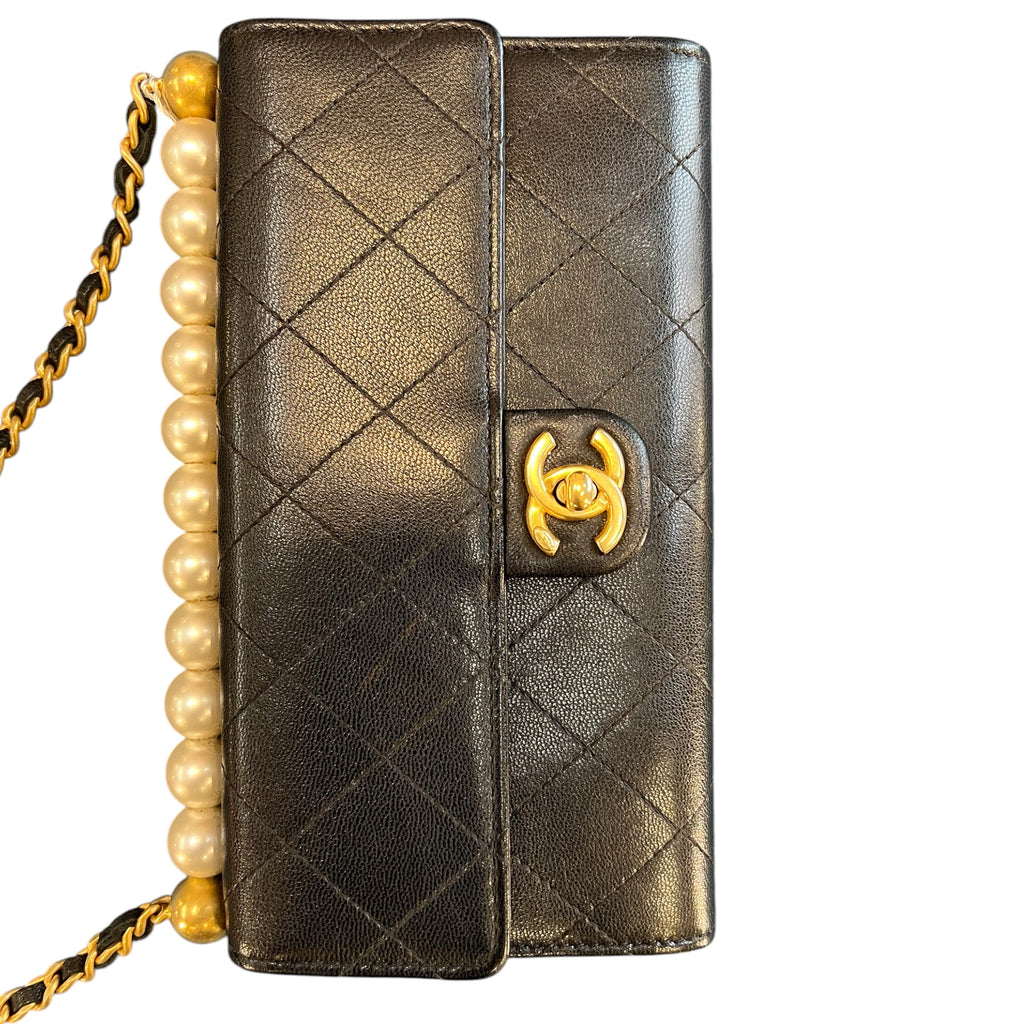 2019 Chanel Quilted Goatskin Chic Pearls Clutch with Chain